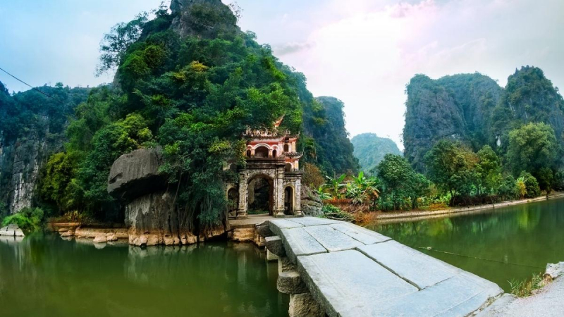 Ninh Binh: Hoa Lu - Van Long Nature Reserve Day Trip — 1